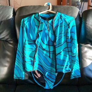 Spider athletic wear swimsuit set. Size extra large swimm